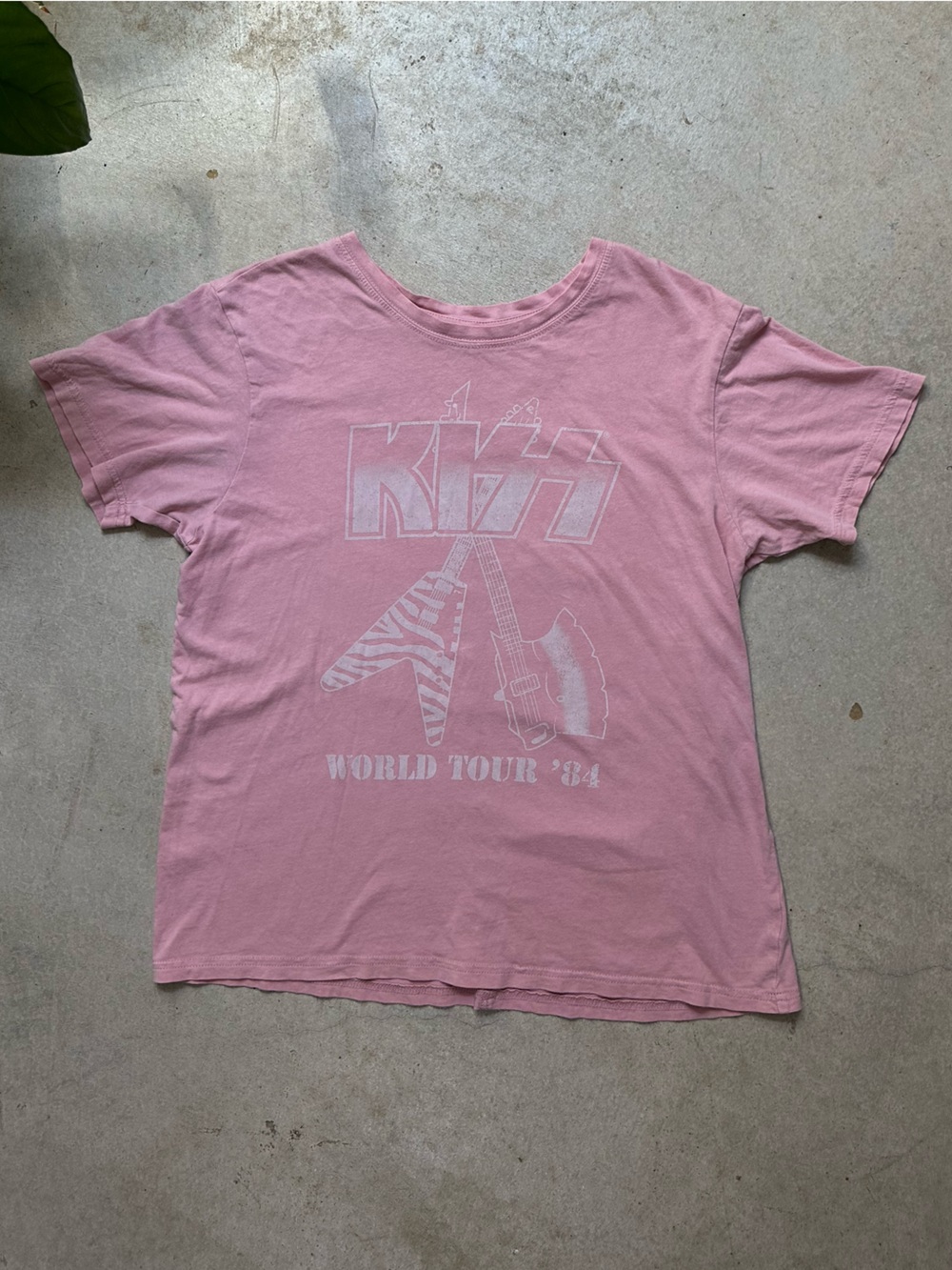 KISS World Tour ‘84 Pink Graphic Band Tee Shirt Women’s S 100% Cotton